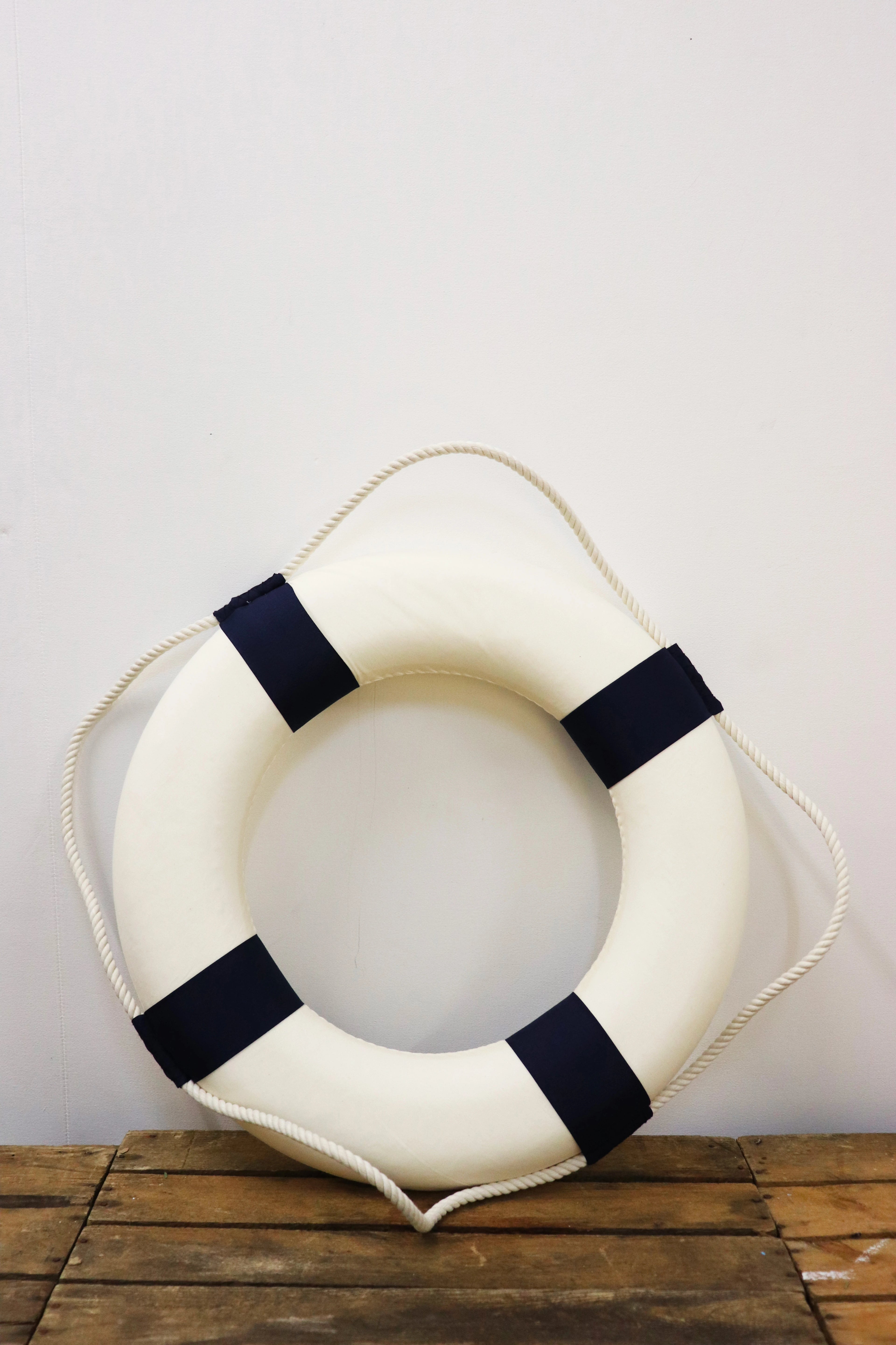 Bouée de sauvetage bleu et blanche