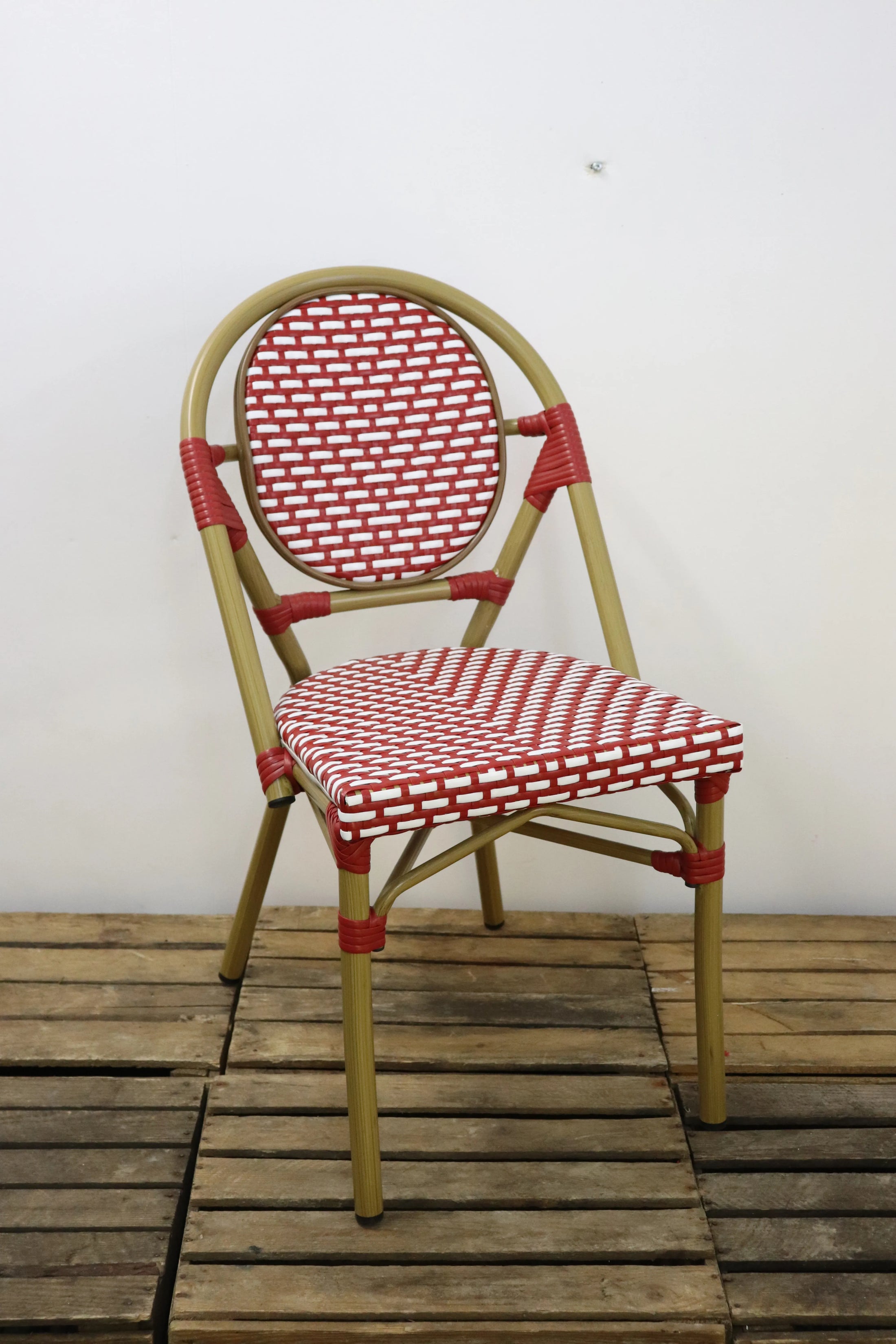 Chaise bistro rouge et blanche