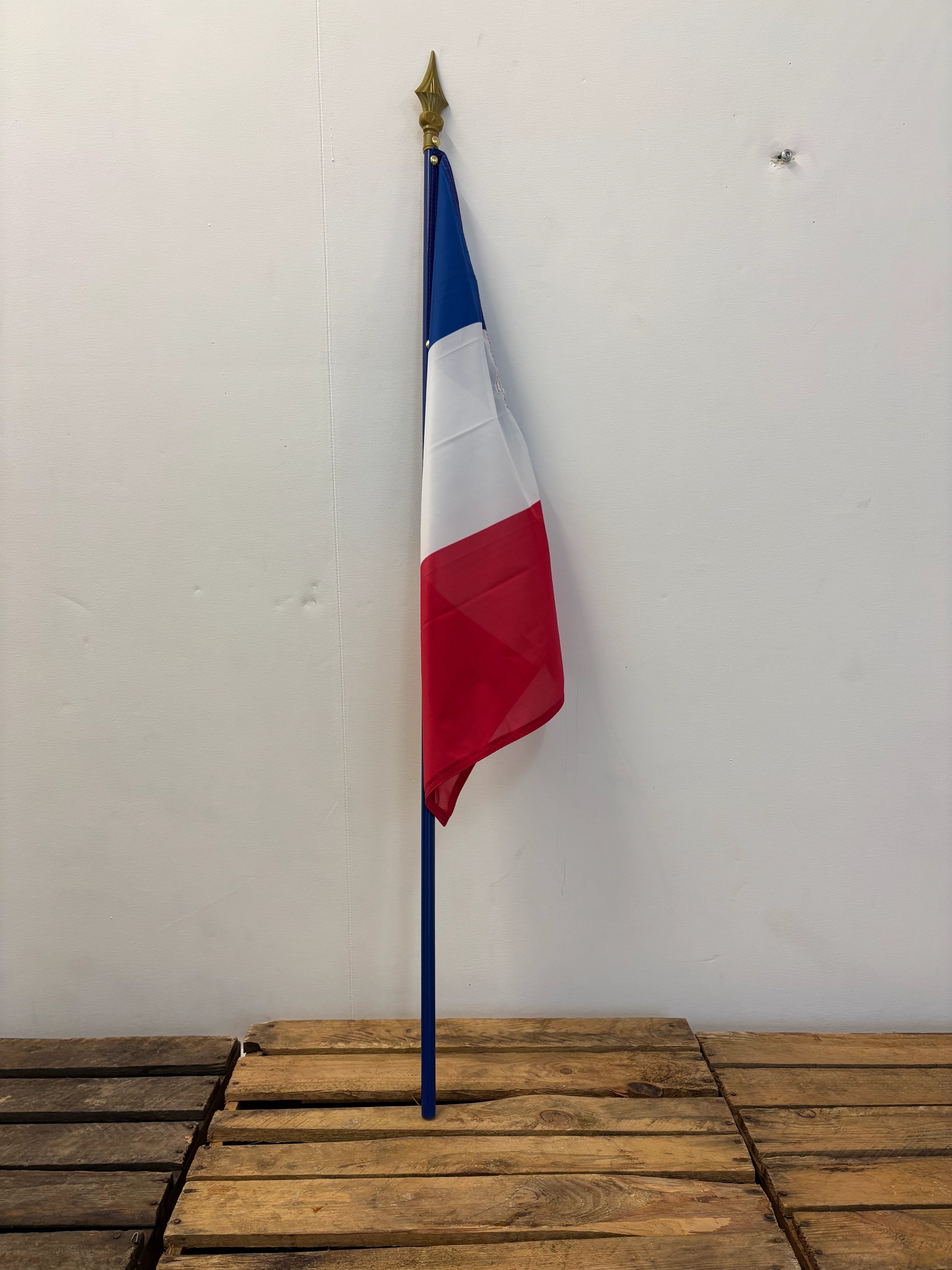 Drapeau français sur mât.