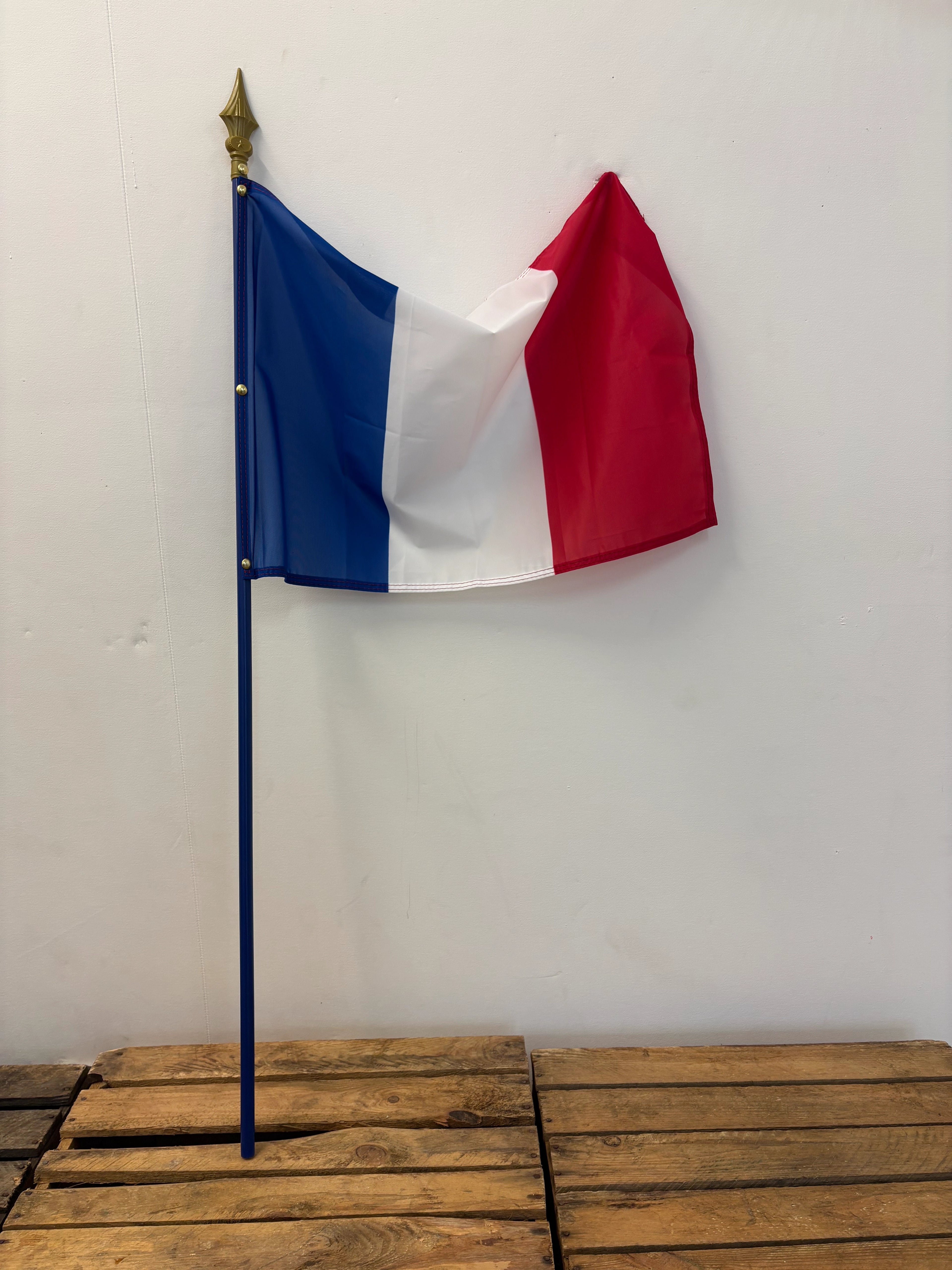 Drapeau français sur mât.