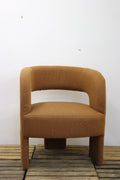 Fauteuil marron au design arrondi