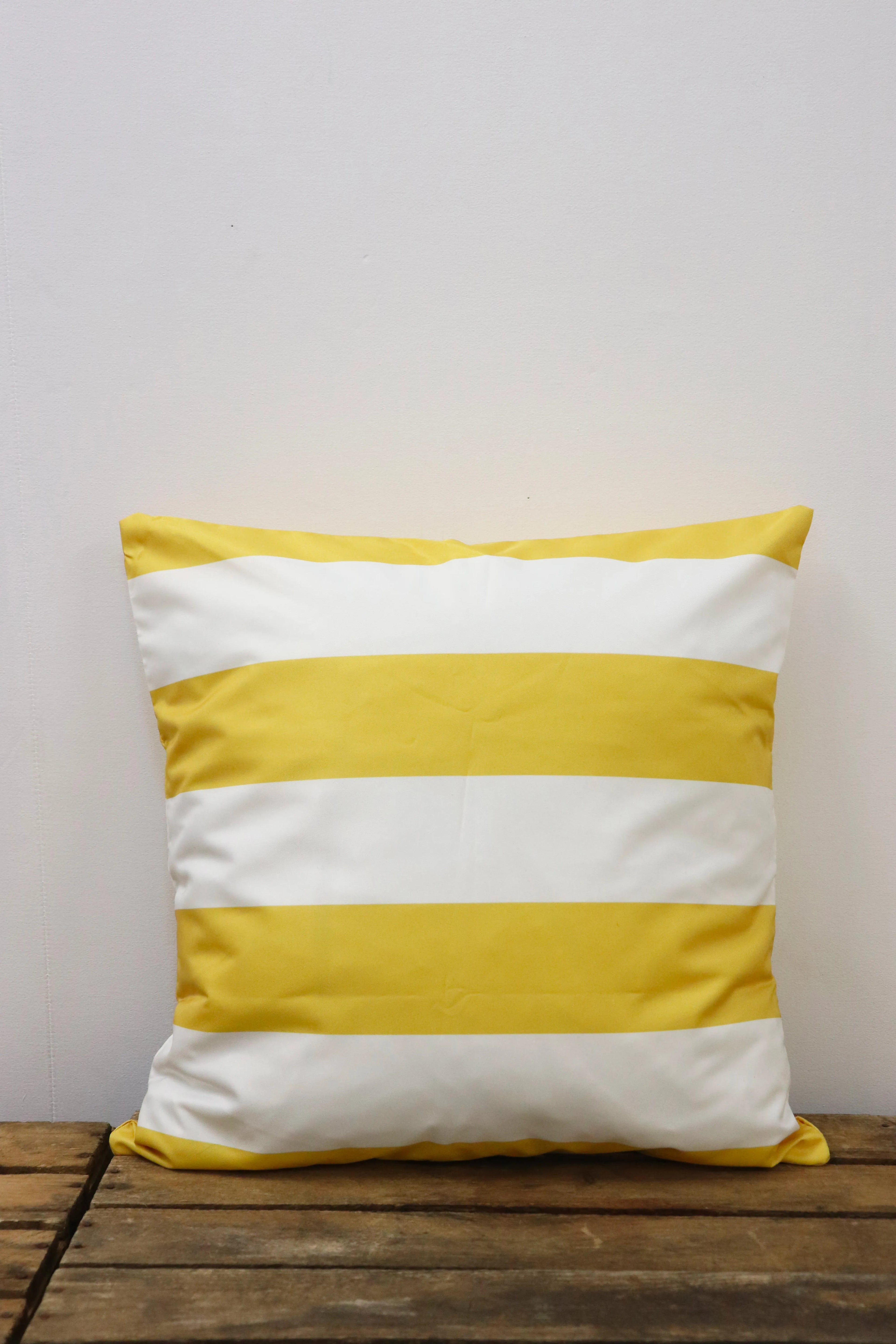 Coussin rayée jaune et blanc