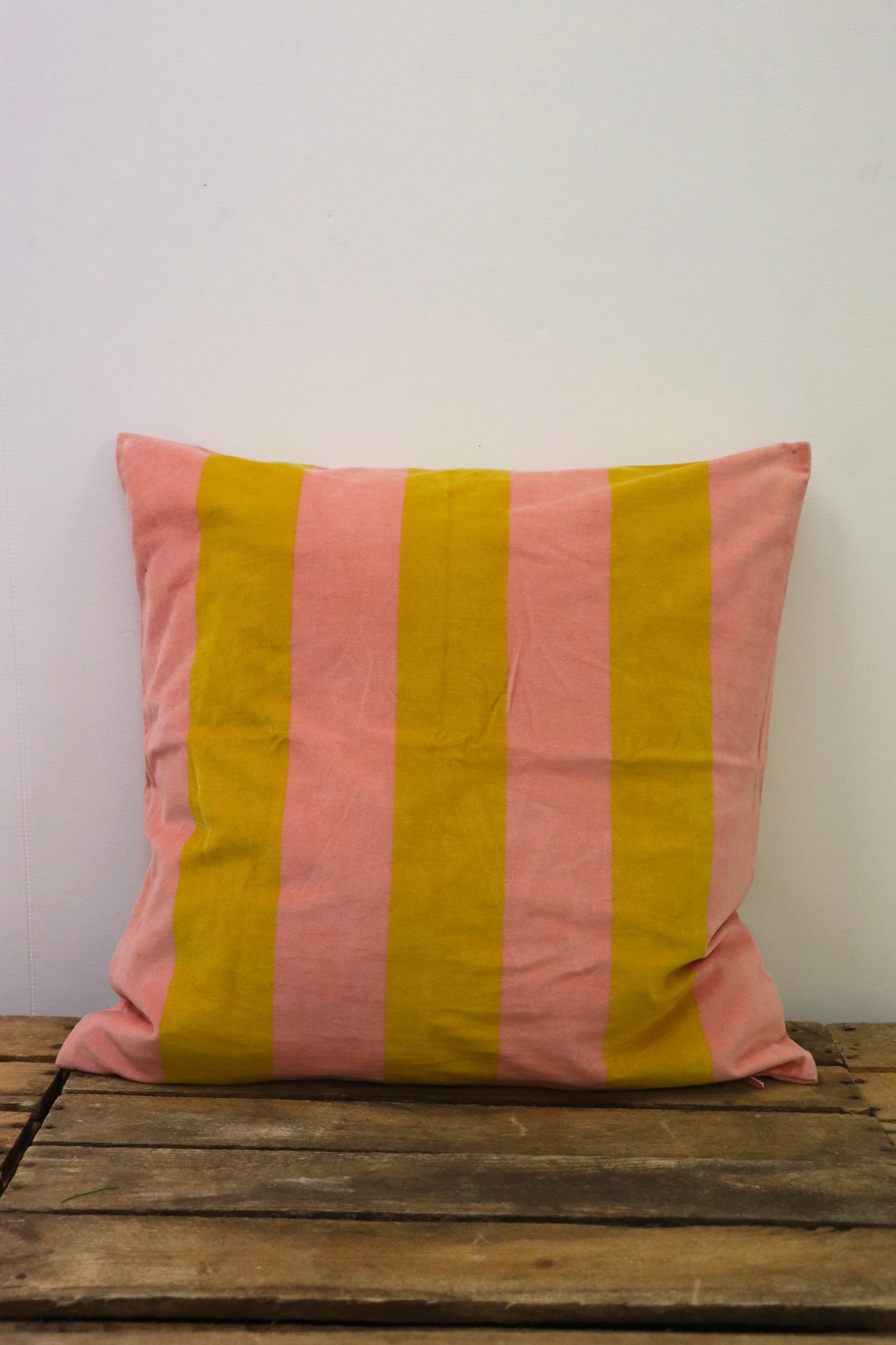 Coussin velours rayée : moutarde-rose