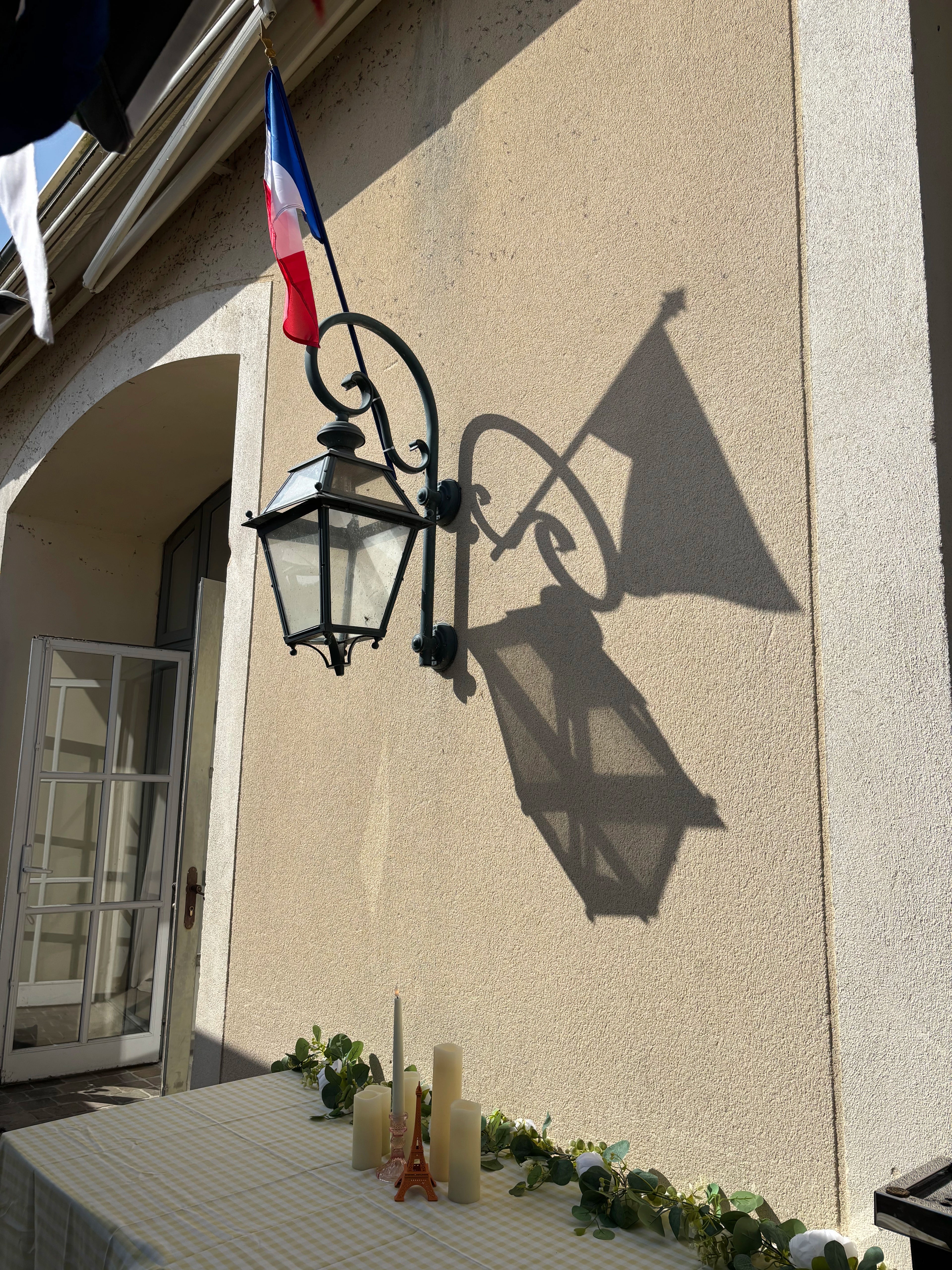 Drapeau français sur mât.