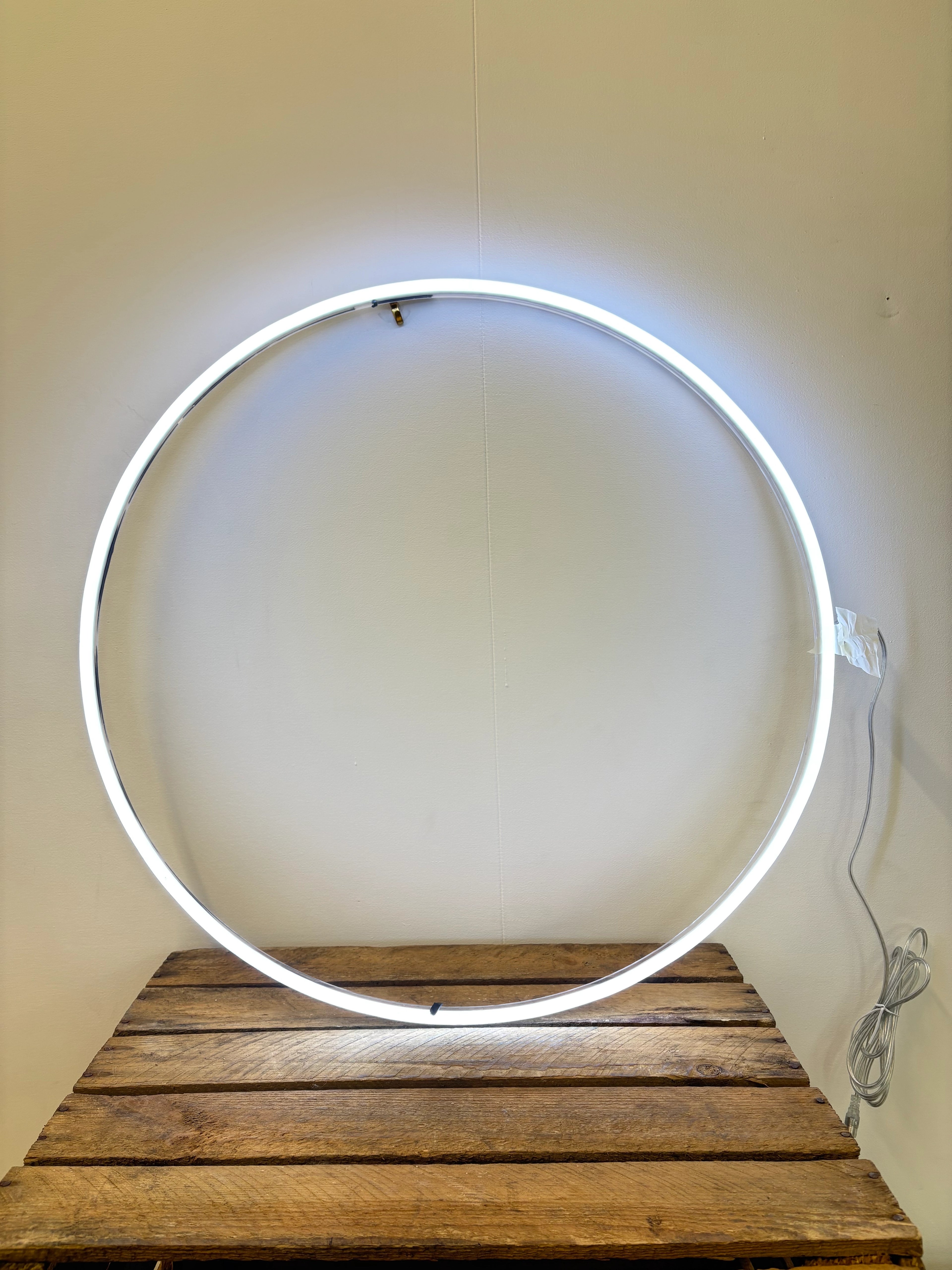 Néons cercles blancs grands