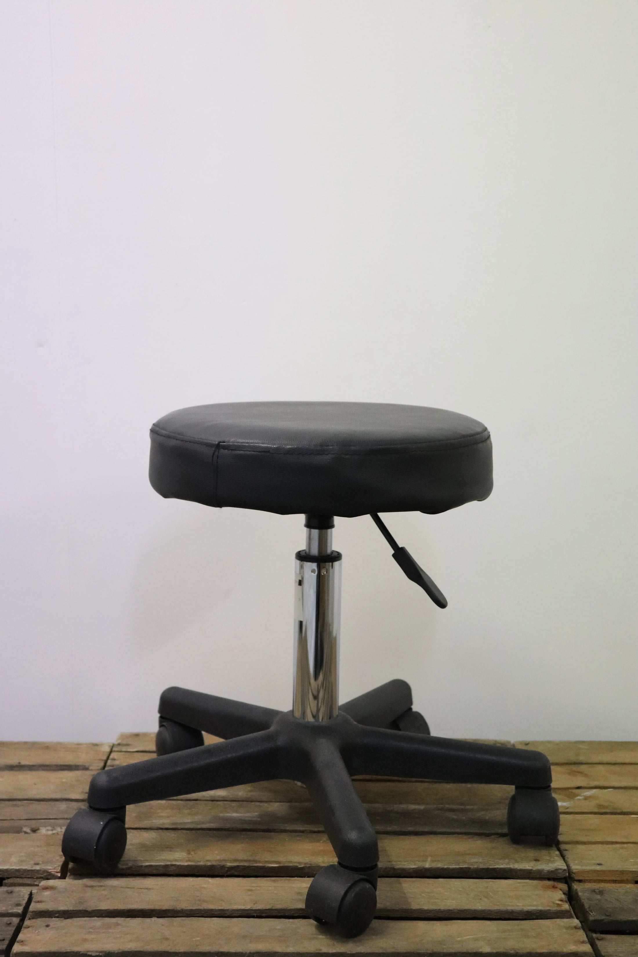 Tabouret noir sur roulette