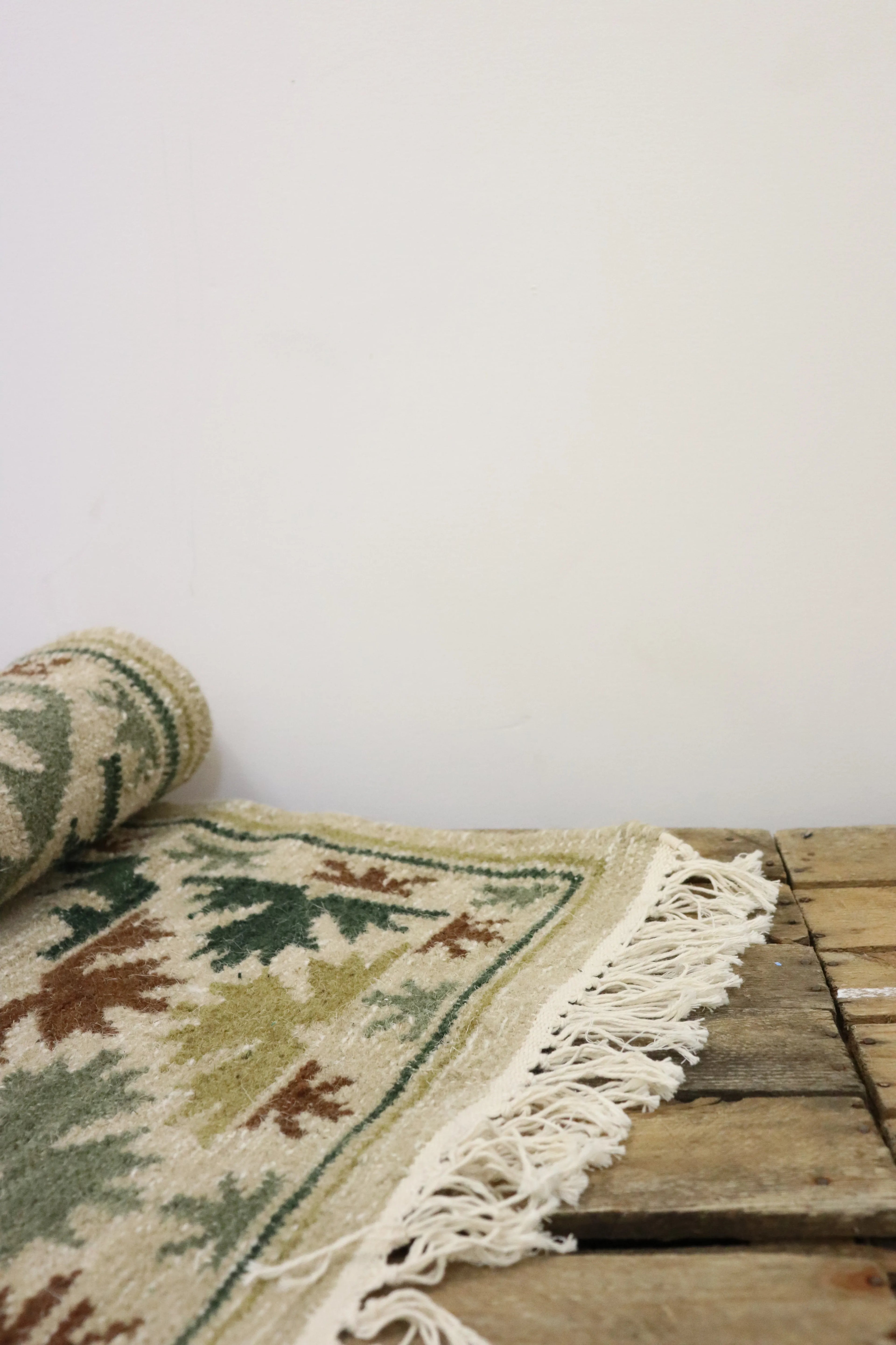 Tapis beige motifs verts